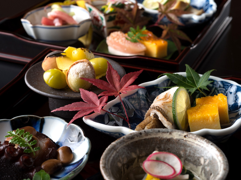 職人たちが日本の季節の食材で創意工夫を凝らす。