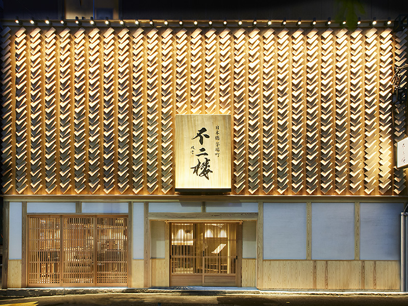宮大工による総檜の和の装いが圧巻の「日本橋不二楼」
